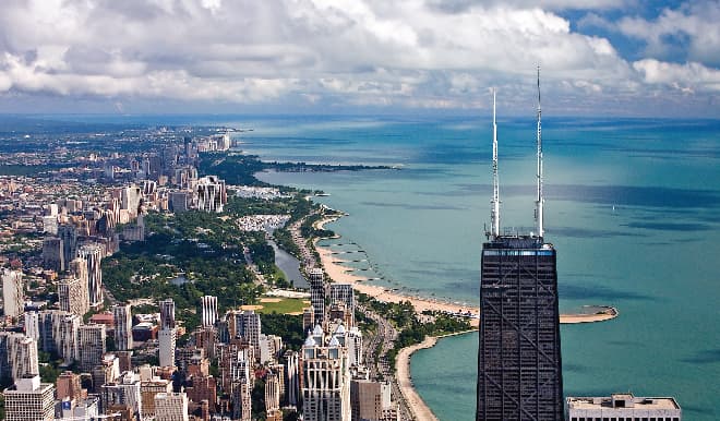 <h3 class="cms-H3-H3">360 Chicago</h3>
<br>El piso 94 del John Hancock Center en la avenida Michigan tiene una vista sorprendente de 360 grados de la ciudad y también ofrece la atracción Tilt, un balcón transparente que se inclina para quedar mirando hacia el vacío; no apto para cardíacos.