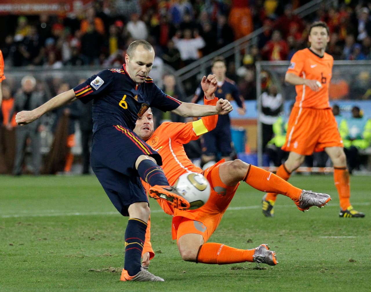Esta foto de archivo del 11 de julio de 2010 muestra a Andrés Iniesta, de España (izquierda), anotando un gol ante Rafael van der Vaart, de los Países Bajos (segundo por la izquierda), durante la final de la Copa Mundial de Fútbol entre los Países Bajos y España en el Soccer City de Johannesburgo, Sudáfrica. España ganó 1-0.