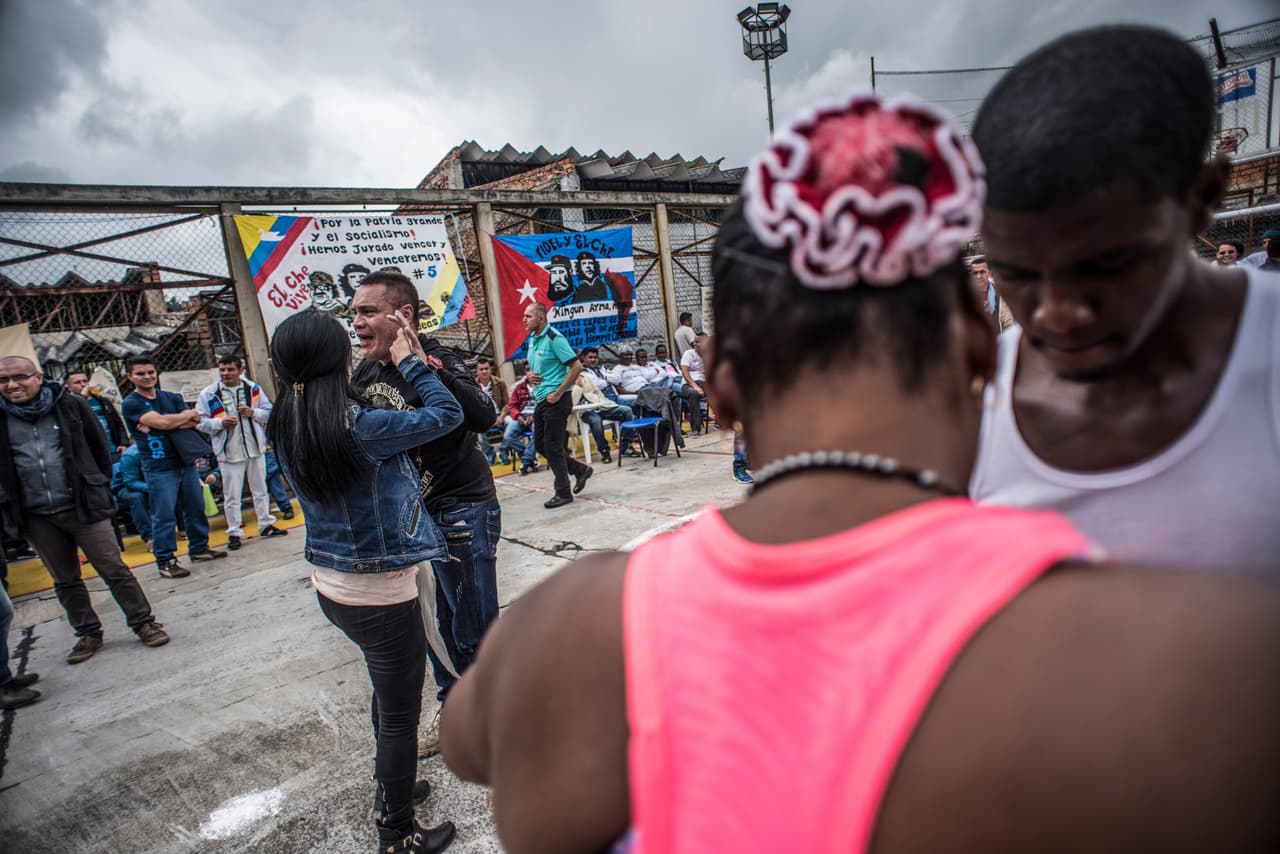 En diciembre, cuando se firmó la ley de amnistía que permitiría a muchos de los guerrilleros salir en libertad, continuaron los bailes en la cárcel Chiquinquirá, donde el Estado reunió a la mayoría de ellos.