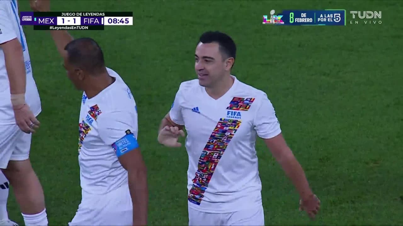 ¡Gol de las leyendas! Xavi se quita a Layún y empata el marcador