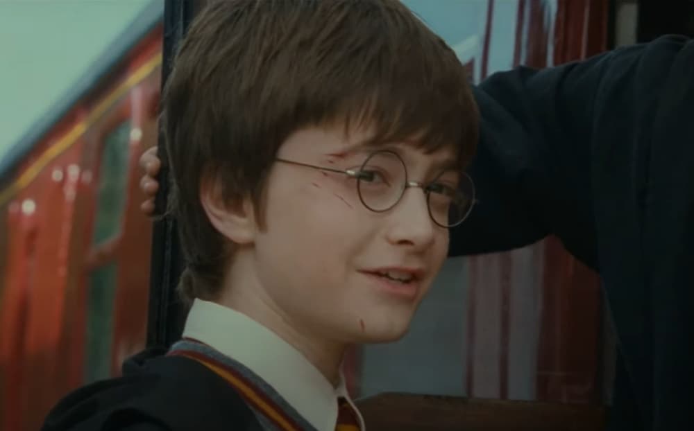 <b>Daniel Radcliffe era alérgico a los lentes de Harry Potter</b>
<br>En 'La piedra filosofal', la última escena en donde Harry sube al tren para regresar a casa de sus tíos en realidad fue una de las primeras en filmarse. En esa parte, se puede ver que Daniel Radcliffe tiene los ojos rojos e hinchados, pero eso no era parte del plan.
<br>