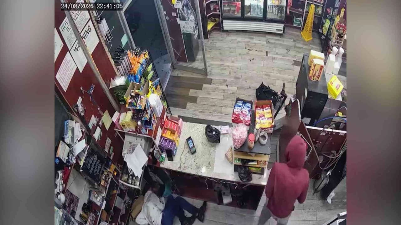 Cliente termina baleado durante un asalto a una bodega del Bronx