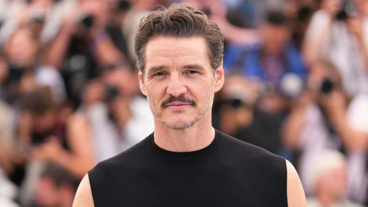 <h3 class="cms-H3-H3">Pedro Pascal | 16 de mayo | Cannes, Francia </h3>
<br>Durante la promoción de su película Eddington en el Festival de Cannes, Pedro Pascal fue claro. No habló como celebridad, sino como 
<b>hijo de refugiados chilenos</b>: “Soy inmigrante. Huimos de una dictadura. 
<b>Quiero que la gente esté segura y protegida</b>”. Días después, en redes, fue aún más directo: “Que se jodan quienes intenten asustarte. 
<b>El miedo es su forma de ganar</b>”. Lo dijo con una rabia serena, pero necesaria, en un momento en que el miedo se usa como herramienta política.