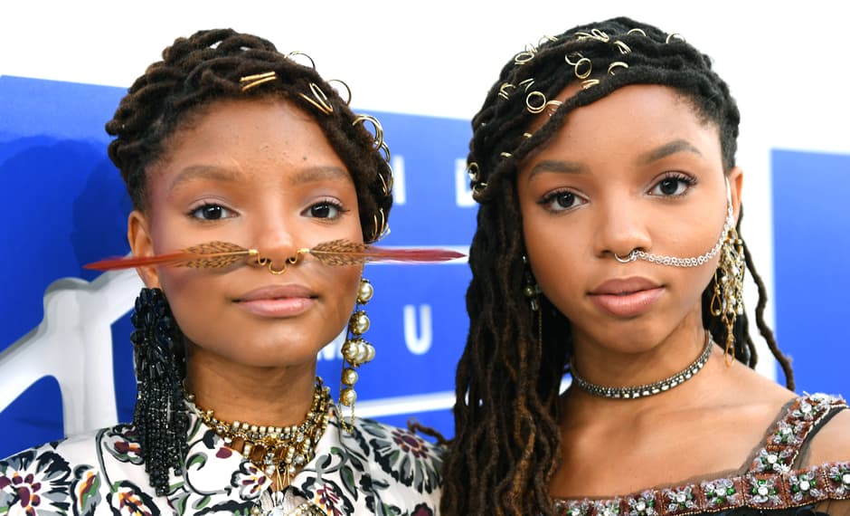 Los accesorios fueron parte fundamental del look de las hermanas 
<a href="http://www.billboard.com/artist/7340884/chloe-halle/biography">Bailey</a>.
<br>Una especie de aros dorados de distintos tamaños decoraron su pelo. Y las dos lucieron accesorios en la nariz, una llevó una pluma, junto con unos aros dorados, mientras la otra eligió una arracada estilo indio conocida como Nath. ¿Te gusta?
<br>