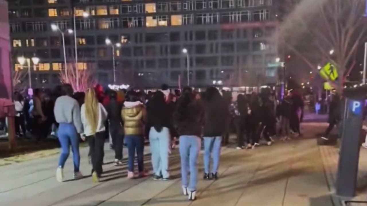 Activan toque de queda para jóvenes en tres zonas de D.C. tras actos violentos en Navy Yard