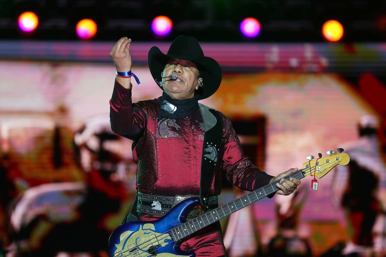 Y Grupo Bronco inundó de nostalgia el escenario, con sus éxitos desde hace más de tres décadas.