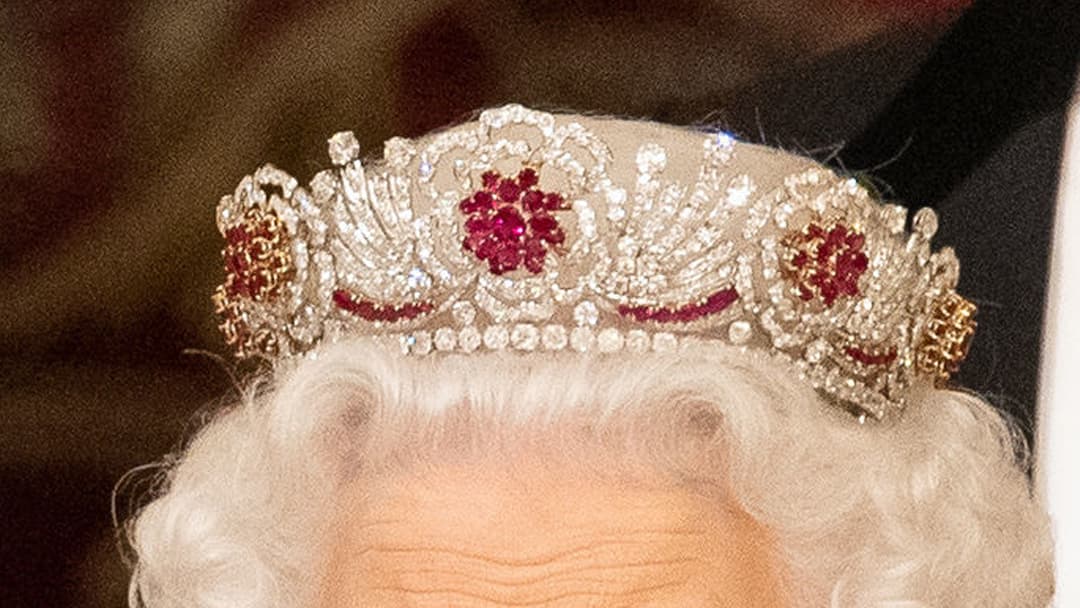 Sobre el diseño de la tiara el texto explica que "los rubíes y los diamantes están colocados en una serie de rosas inspiradas en el Tudor Rose, el símbolo heráldico del Reino Unido".
