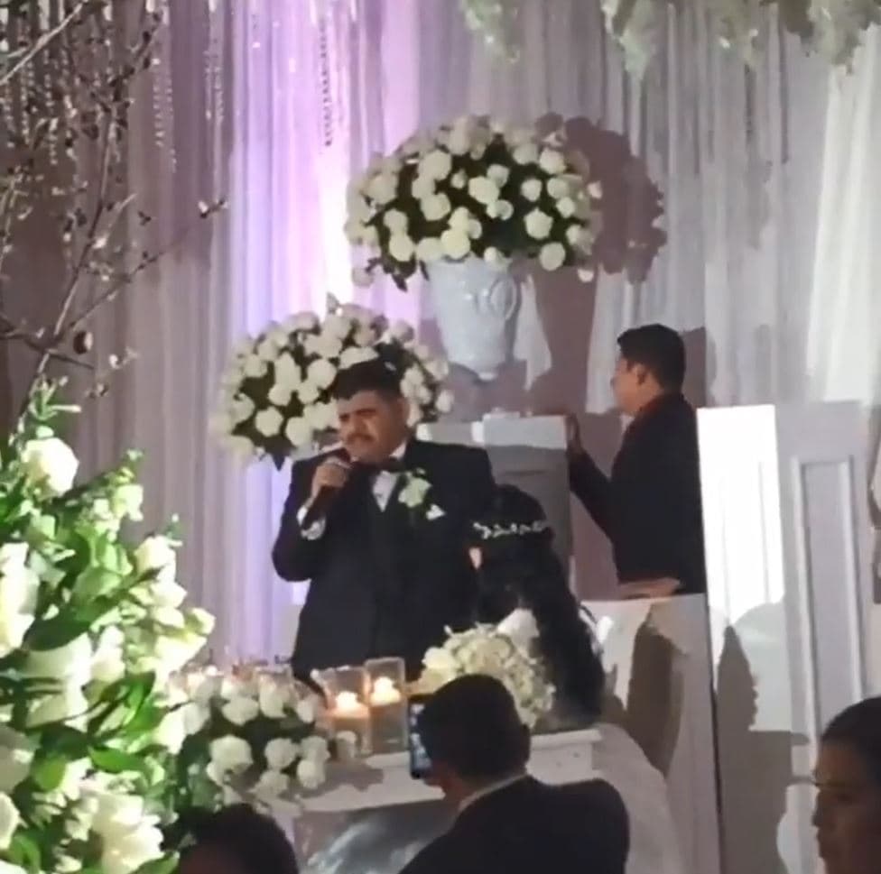 El cantante interpretó al lado de su esposa 
<b>el tema de ‘Si quieres’ de Juan Gabriel</b>, convirtiéndose en uno de los momentos más emotivos de la fiesta.
