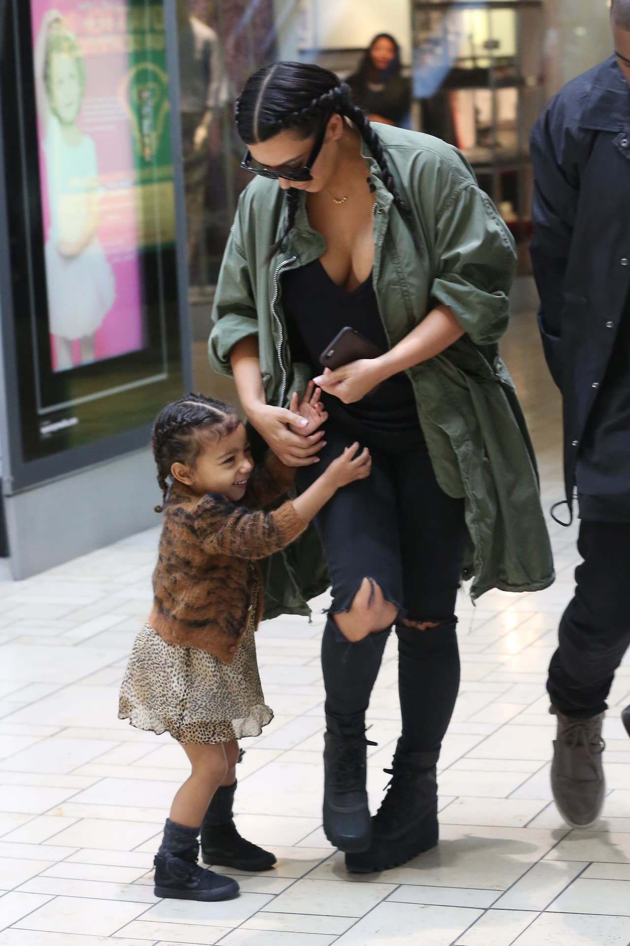 Tras unos minutos dentro salieron con las manos vacías, seguramente le envían sus compras a casa.