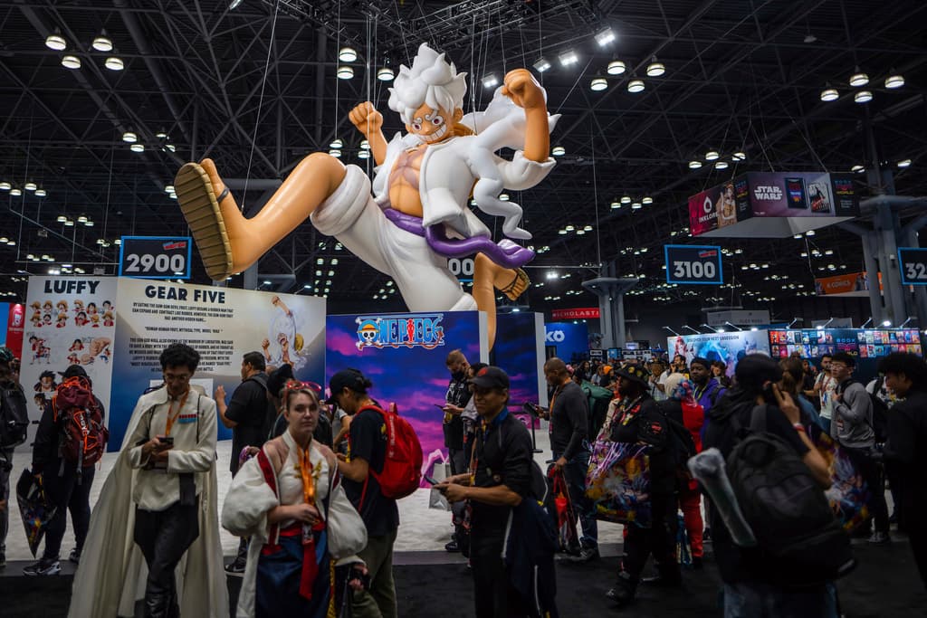 Un globo inflable de Luffy's Gear 5 se exhibe en el stand del manga One Piece.
