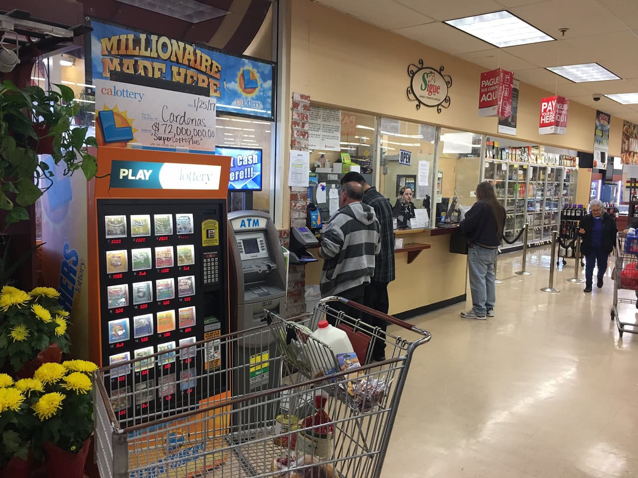 Ventanilla de loterías donde se vendió el boleto agraciado con 72 millones de dólares en Cardenas Market.