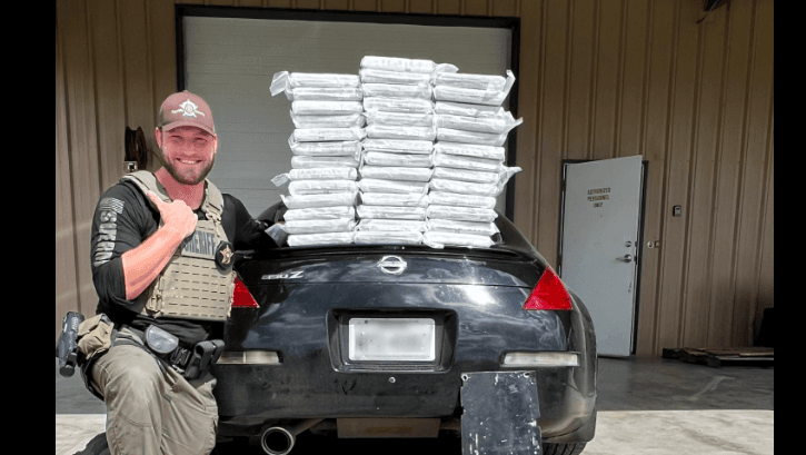 Oficiales hallan más de 100 libras de cocaína dentro de un auto durante una parada de tráfico