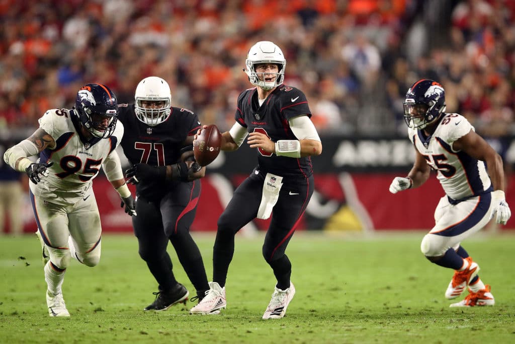 El quarterback novato de Arizona Josh Rosen, consiguió 194 yardas al completar 21 de 39 envíos. Tuvo un pase de touchdown y tres intercepciones.