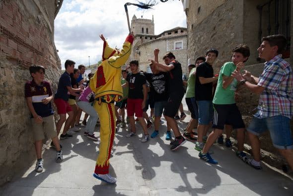 Durante la procesión, el Colacho recibe la burla de los niños del pueblo.