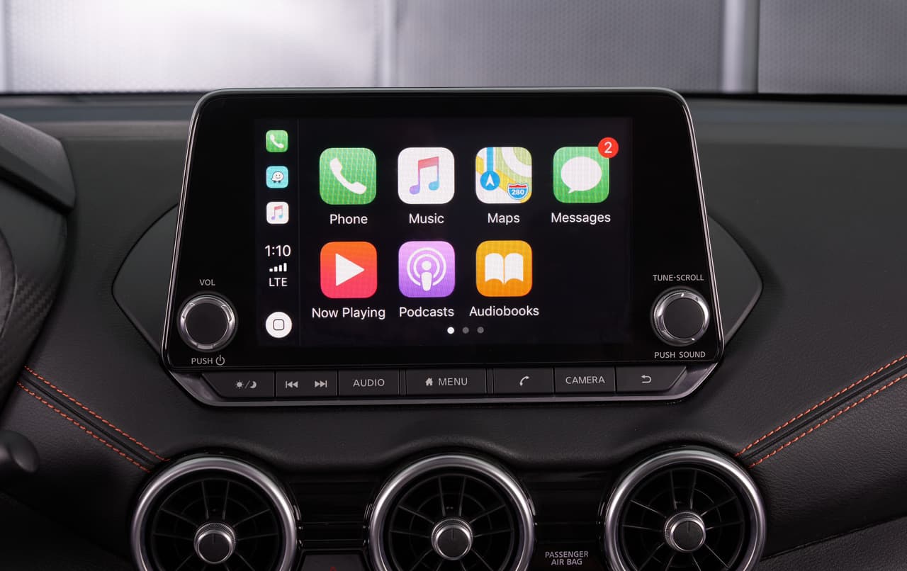 El Nissan Sentra 2020 incluye Apple CarPlay y Android Auto a partir del nivel de equipamiento medio (SV), el cual también agrega una pantalla más grande de 8 pulgadas, en lugar de la de 7 pulgadas que trae de serie.