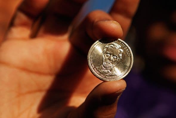 Con el propósito de reducir el despilfarro de dinero, el Gobierno del presidente Barack Obama anunció que se dejarán de producir las monedas de un dólar.