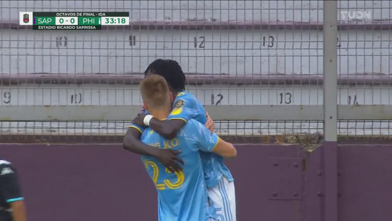 ¡Nadie lo marca y testarazo! Kacper marca el 1-0 para Philadelphia