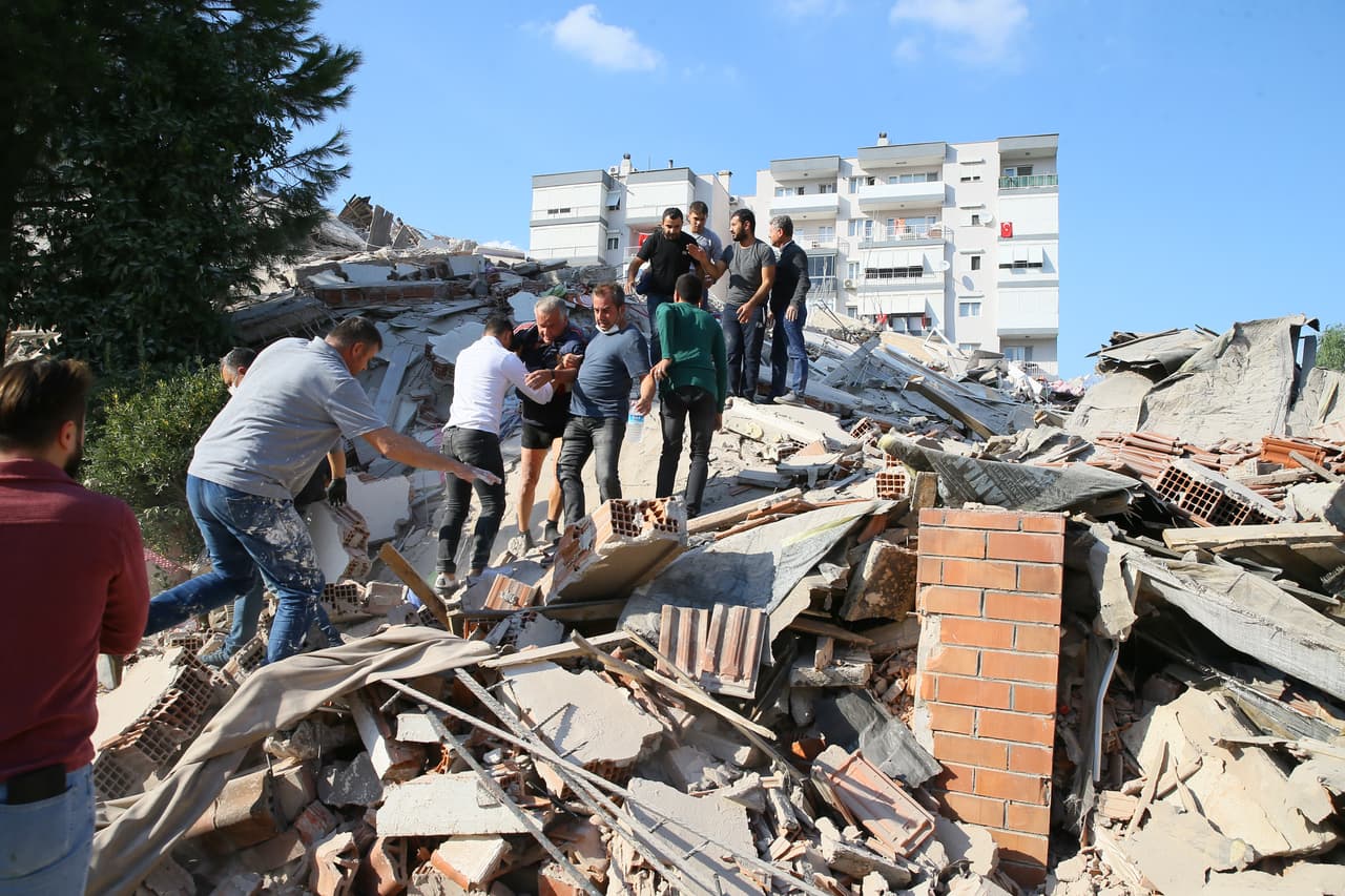 Los terremotos son frecuentes en esta zona. En 1999, unas 17,000 personas perdieron la vida en un fuerte terremoto que azotó la región.