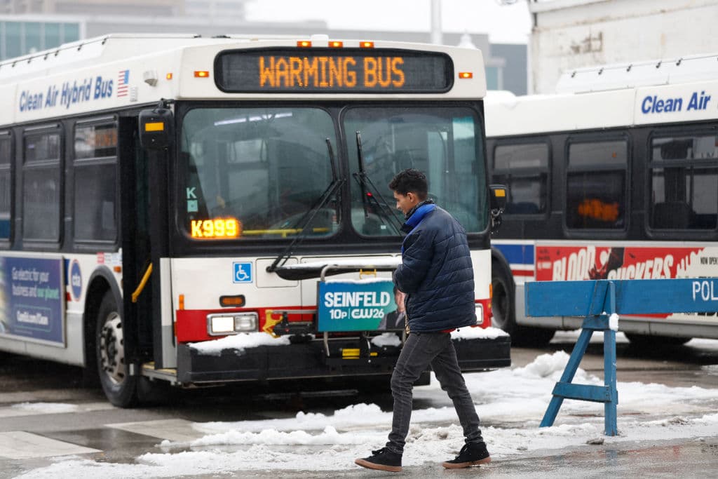 Empresa de buses de Texas demanda a Chicago por controles al transporte de inmigrantes