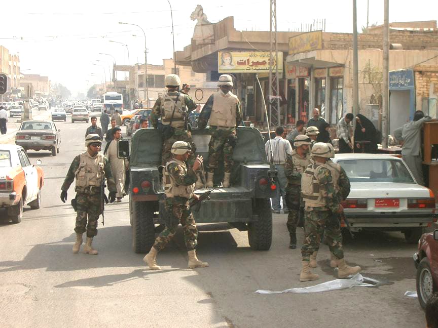 Tropas de Nicaragua llevan ayuda humanitaria en Bagdad durante la invasióna La coalición militar que derrocó a Saddam Hussein nunca encontró evidencias de la fabricación de armas de destrucción masivas. Los nicaraguenses prestaron servicios de protección a caravanas militares hasta 2004, cuando se retiraron del territorio.