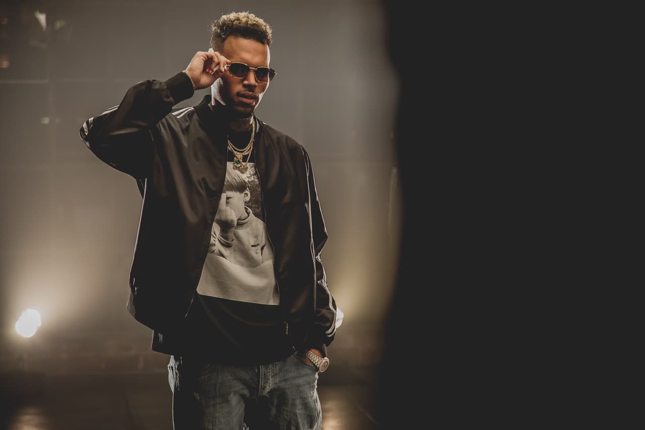 Chris Brown no suele hacer colaboraciones con artistas latinos.