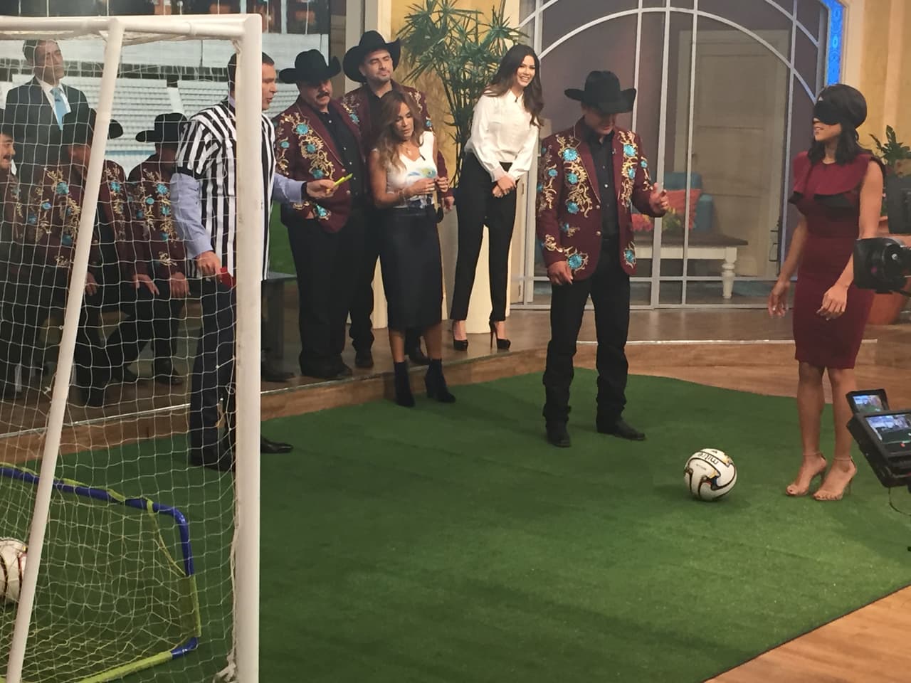 Francisca escuchaba muy atenta las instrucciones de su compañero de juego.