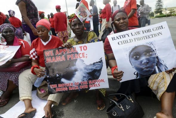 La protesta pretende presionar al Gobierno nigeriano para que incremente los medios disponibles para seguir buscando a las chicas.