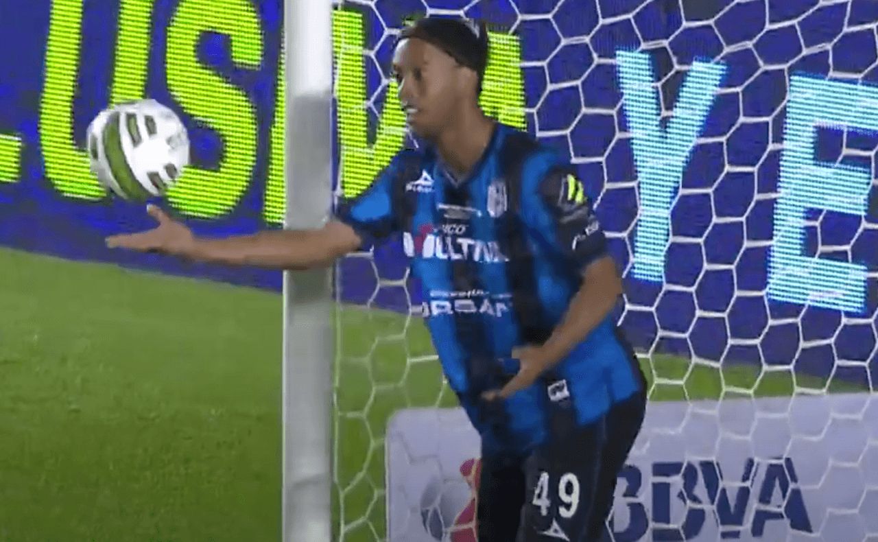 Sonriente y fiel a su estilo, el '49' de Querétaro indicaba que había jugado la pelota y eso era cierto, pero aquella regla que existió en algún tiempo y que permitía a los jugadores hacer poor el balón en cuanto estuviera en el aire, fue anulada, por lo cual, la acción fue bien invalidada.