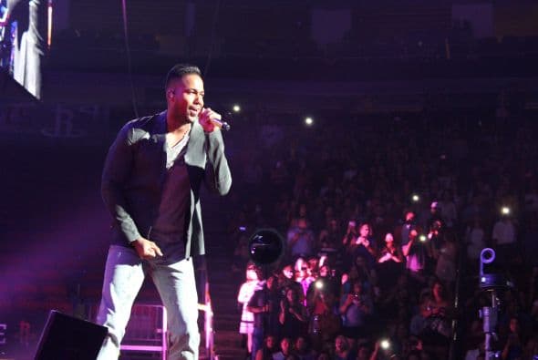 El Rey de la Bachata tuvo casa llena en el Toyota Center este miércoles, ve aquí las mejores imágenes de la noche.