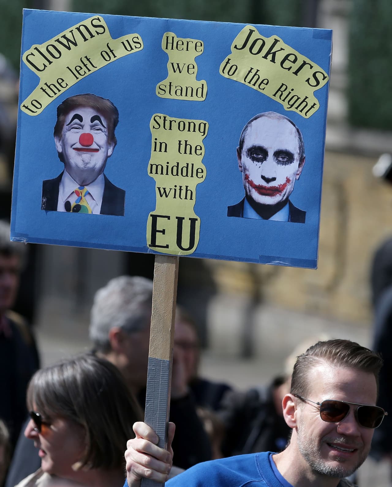 LONDRES, REINO UNIDO.-
<b> 'Payasos y bufones'. </b>Un manifestante anti-Brexit muestra un cartel que dice "Payasos a nuestra izquierda, bufones a nuestra derecha. Aquí estamos nosotros, fuertes en el centro con la Unión Europea". Gran Bretaña está en proceso de salir de la Unión Europea para convertirse en el primer país en retirarse del bloque.