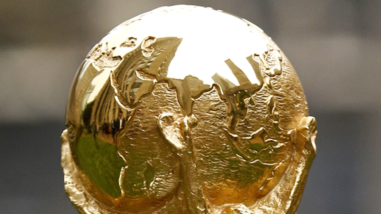 El equipo ganador solo se encuentra con la copa original el día de la premiación en el estadio, después recibe una réplica bañada en oro que guardan por cuatro años y luego entregan en el sorteo del próximo mundial.