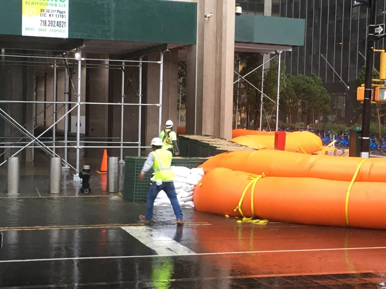 Fuertes vientos en zonas del Bajo Manhattan. El Staten Island Ferry ha sido suspendido.