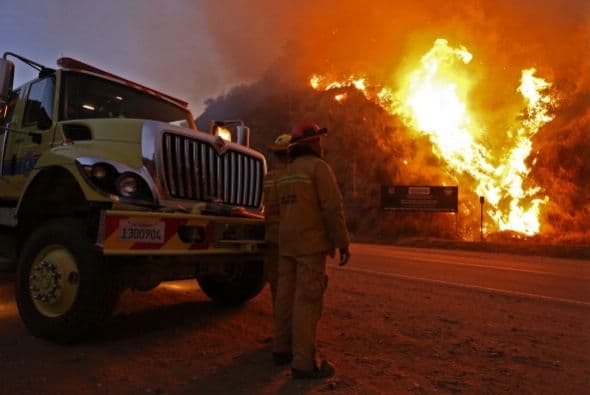 Durante 5 días más de 1000 bomberos por aire y tierra han tratado de contener las llamas en las colinas de Glendora sin éxito, pero son optimistas de que el fin se acerca esta semana. El incendio conocido como Colby Fire, dejó en claro que las condiciones climáticas de California hacen del estado una zona explosiva, con una sequía que ha superado los históricos. Más información: Incendio en Glendora, terror en las montañas del Valle de San Gabriel