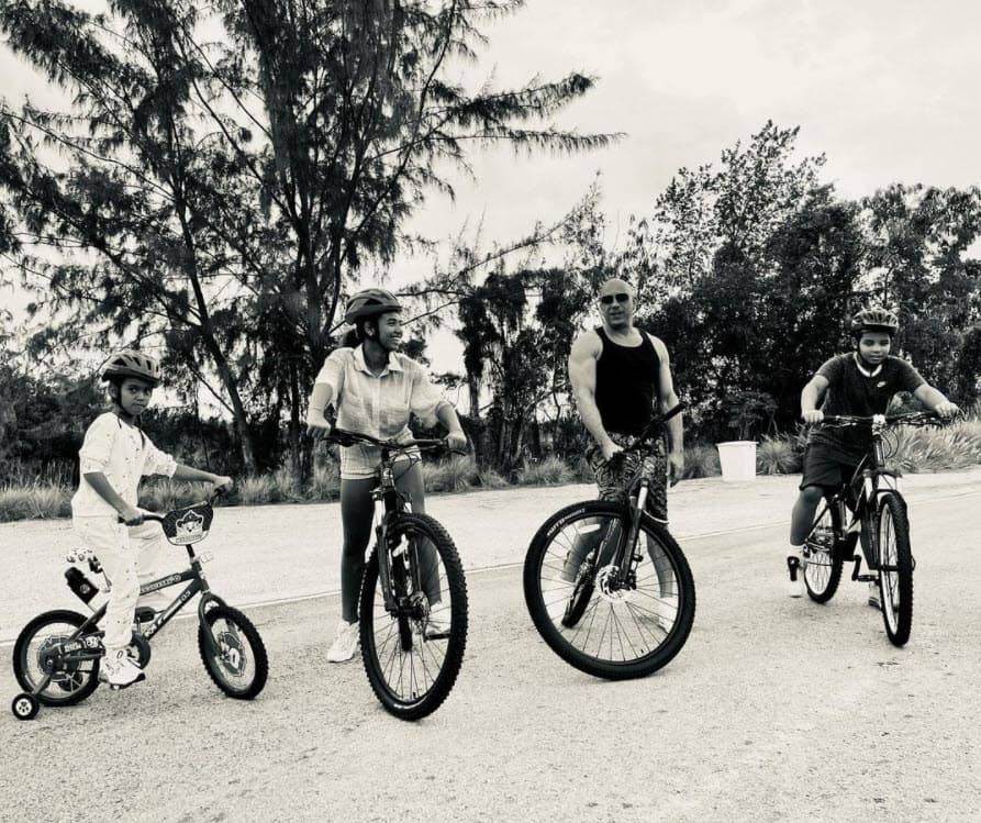 Sobre lo ocurrido el fin de semana de Pascua, el informante mencionó que el también productor estaba "entregando" junto a sus hijos algunas "canastas a los trabajadores de la comunidad".
<br>