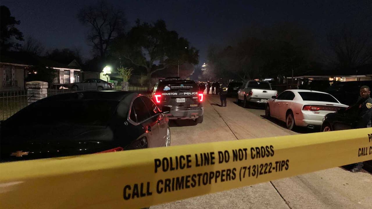 Oficial de policía de Houston dispara contra sospechosos armado al noreste de Houston 
