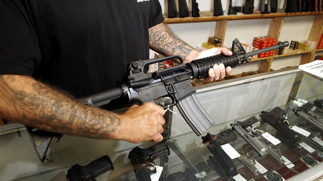 Supervisoras del condado de Los Ángeles piden más control a la venta de armas para prevenir tiroteos masivos