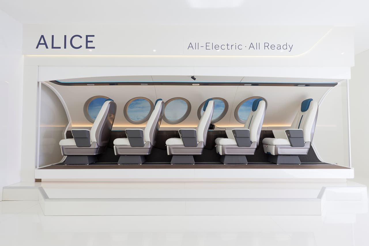 La actual versión de Alice, el Commuter 2022, se diseñó para cumplir la normativa de aviación estadounidense. Su cabina presurizada mide 40 pies de largo (unos 12,2 metros) y sus alas miden 52 pies de punta a punta (unos 16,12 metros). Su peso máximo de despegue, sumando aeronave, pasajeros y carga, es de 6,35 toneladas.