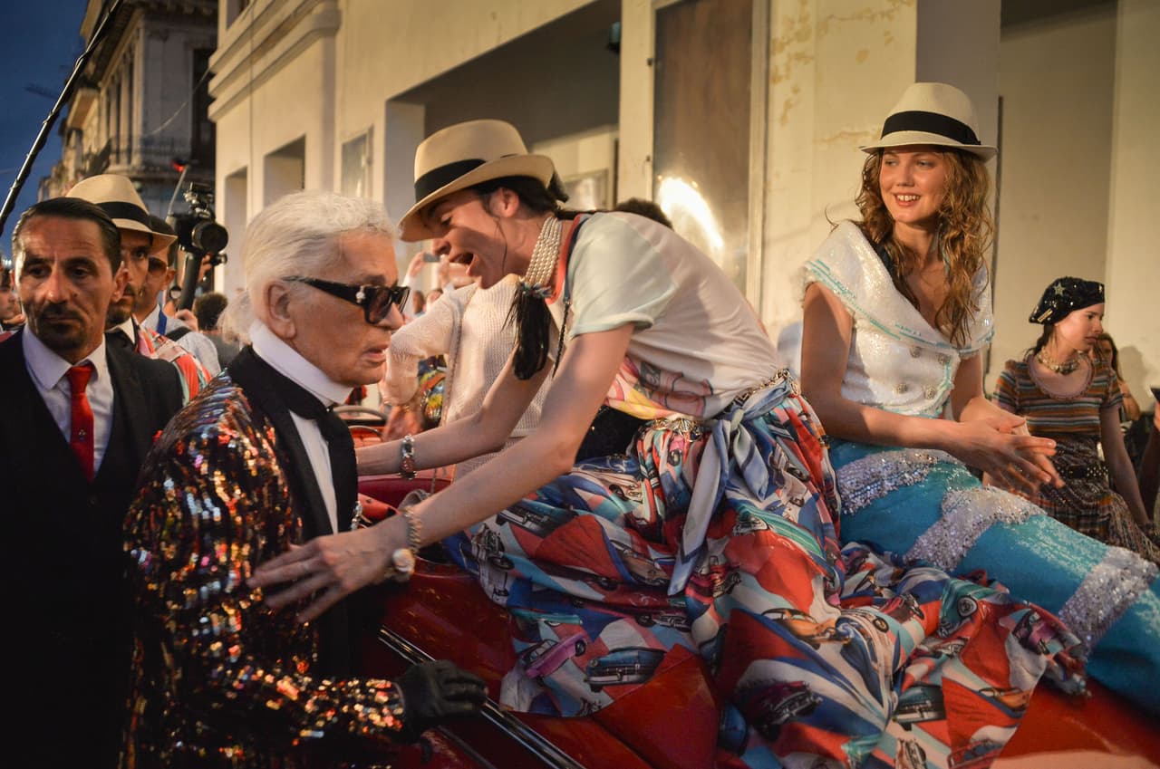 Celebró con las modelos por el éxito de la pasarela y hasta bailó con ellas.
