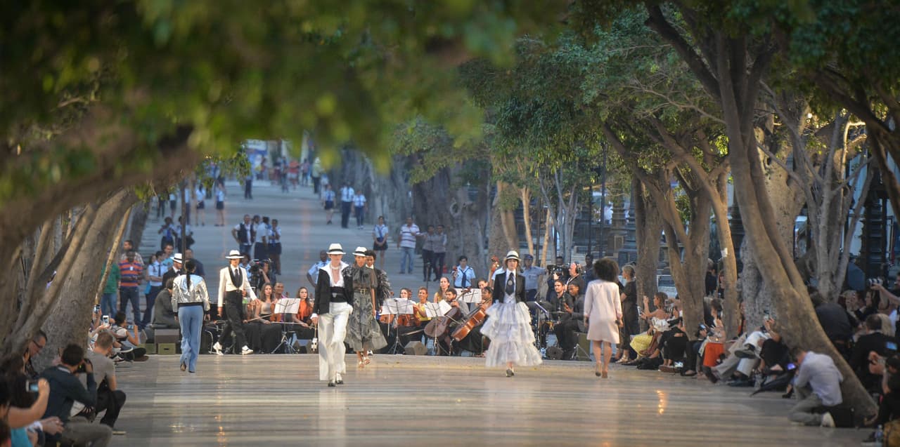 En un hecho histórico, el creativo alemán llevó por primera vez un desfile de Chanel a Latinoamérica y eligió la isla como escenario.