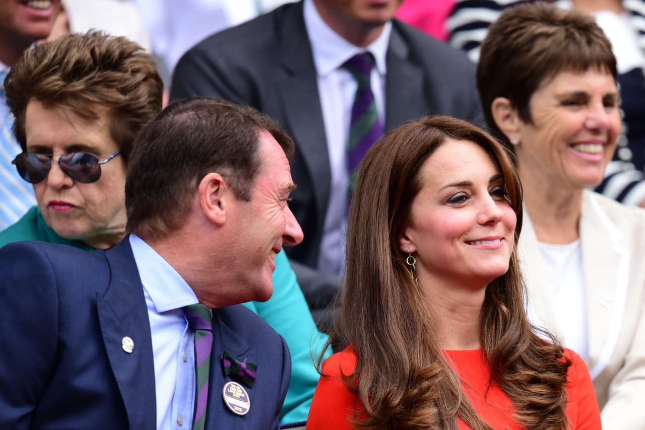 La mantuvo entretenida con sus comentarios.