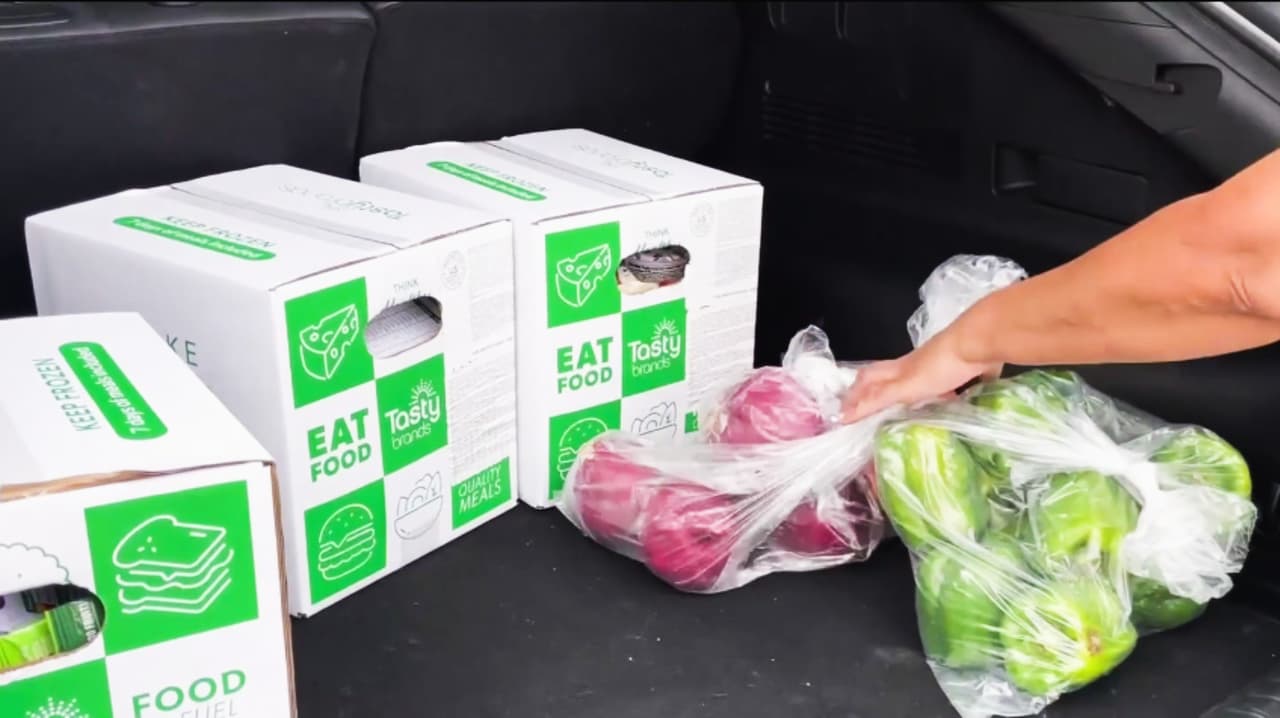 Cientos de familias reciben alimentos gratis para niños durante el verano en Ruskin