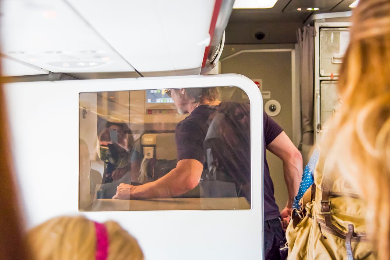 Brad a su salida del avión, al llegar al aeropuerto de Niza.