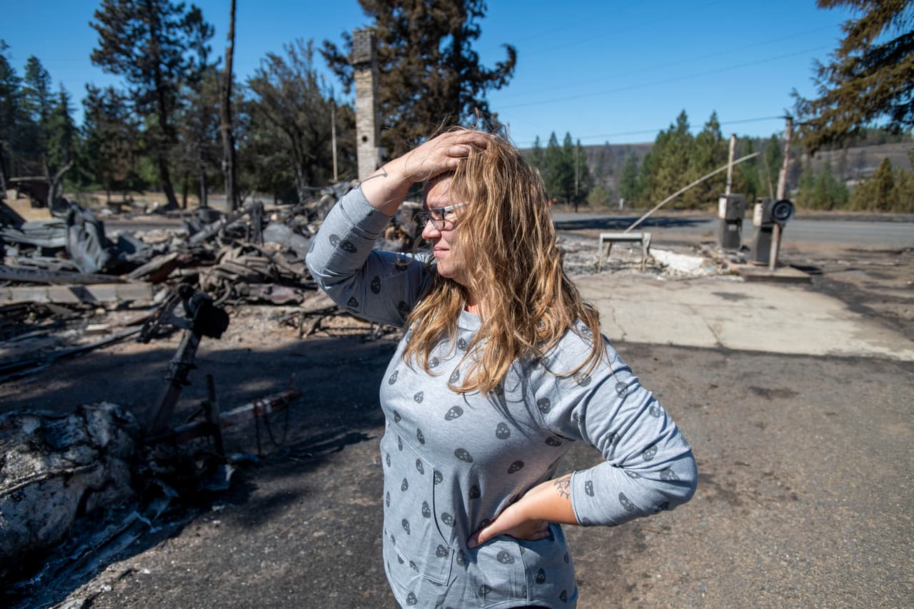 Hollie Jordan revisa la estación de servicio de su padre que fue destruida por un incendio forestal en Malden, Washington. "Esto estaba lleno de trabajo, vida y recuerdos y todo se ha ido", dijo Jordan.