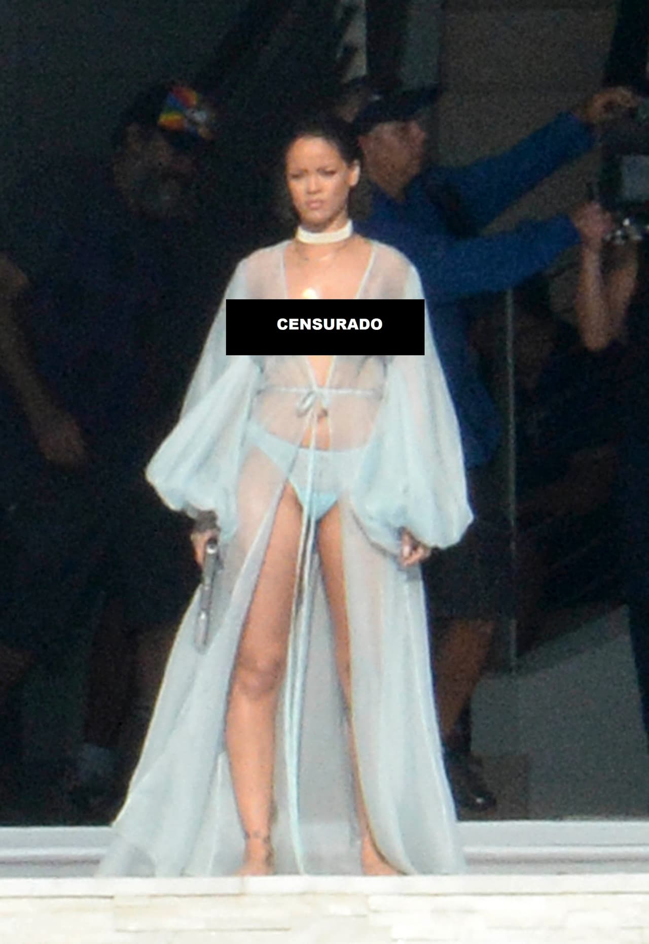 Con una bata semitransparente y enseñando la 'pechonalidad', la cantante causó revuelo por una sola razón ...