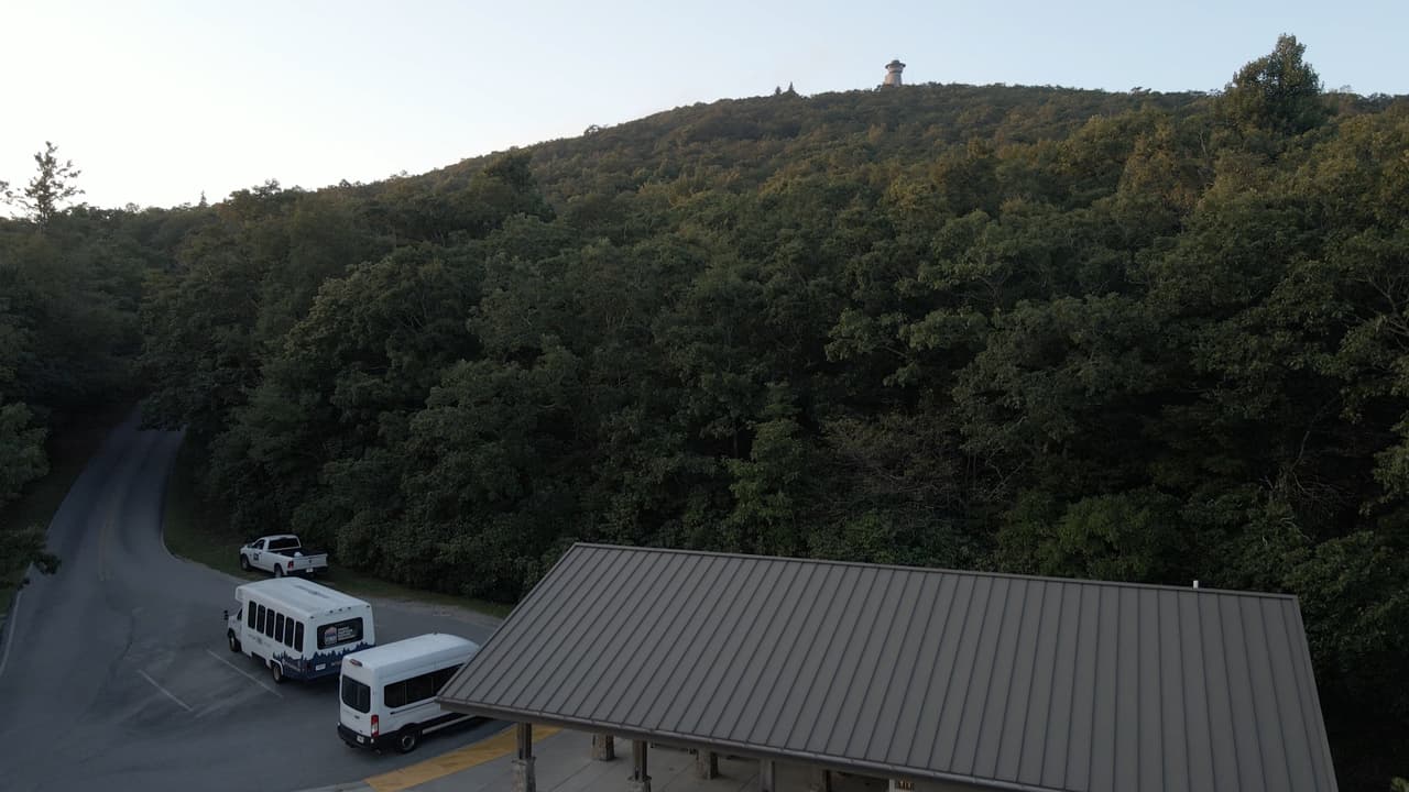Según la Blairsville Union County Chamber Of Commerce, terminar este sendero equivale a subir un edificio de 42 pisos.