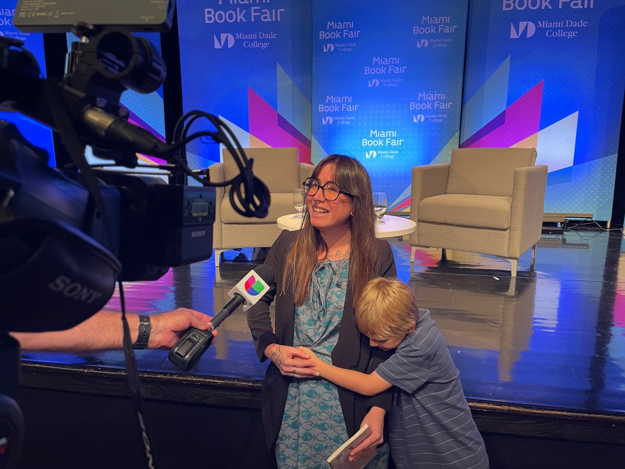 Durante la entrevista con Univision 23, la escritora cubana recibió el abrazo de su hijo Cemí.