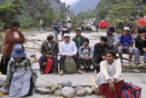 El presidente del comité de huelga, Germán Chuquimia, declaró a la católica radio Fides que el corte de ruta continuará pese a que "se han retomado las reuniones" con el viceministerio de la Coca, para zanjar el problema.