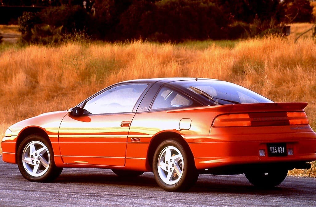 El Mitsubishi Eclipse era fabricado sobre una adaptación de la
<b>plataforma del Mitsubishi Galant </b>junto al Plymouth Laser y el Eagle Talon en Normal, Illinois por Diamond Star motors, un consorcio formado por Chrysler y Mitsubishi. Algunos aún los recuerdan como los
<b> trillizos Diamond Star</b>.