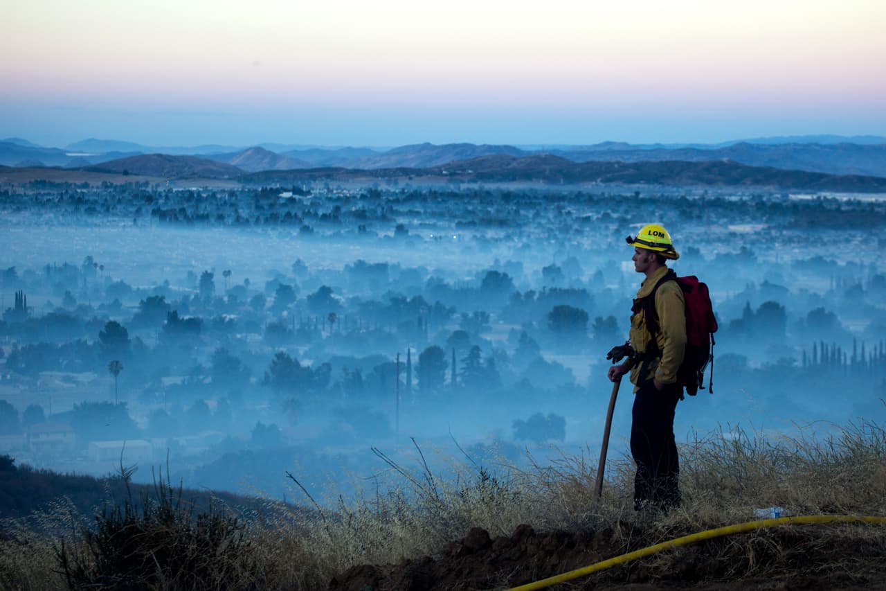De acuerdo con CALFIRE los incendios de maleza de rápida propagación se multiplican con el paso de los días y alguno de ellos, como el incendio Lake, se mantienen incontrolables por días, con una fuerza destructora que carboniza lo que encuentra a su paso.