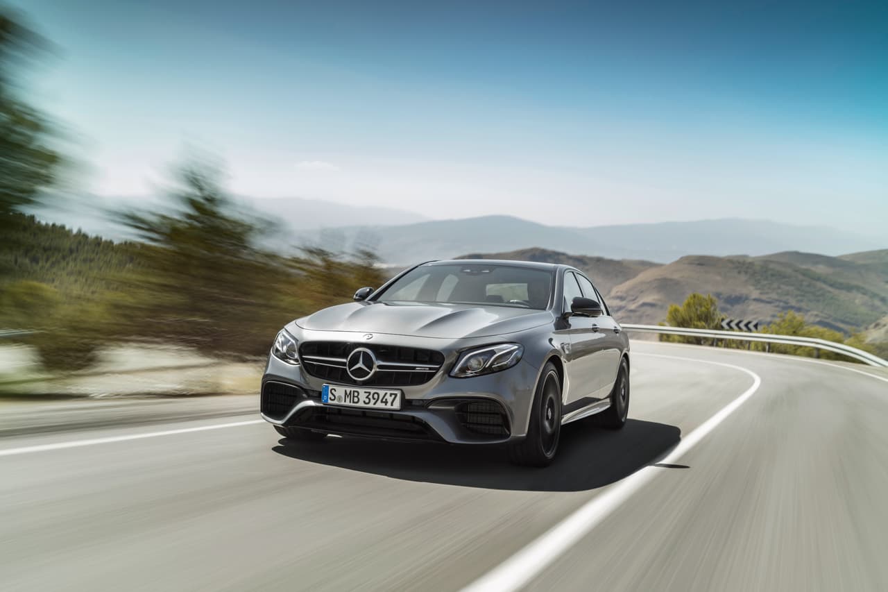 El Mercedes-AMG E63 2018, la variante de alta potencia de la actual generación del sedán mediano de Mercedes-Benz debutará el próximo 16 de noviembre en el Auto Show de Los Angeles.